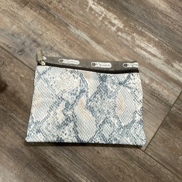 LeSportsac Deluxe Everyday Bag and matching pouch - Picture 5 of 7